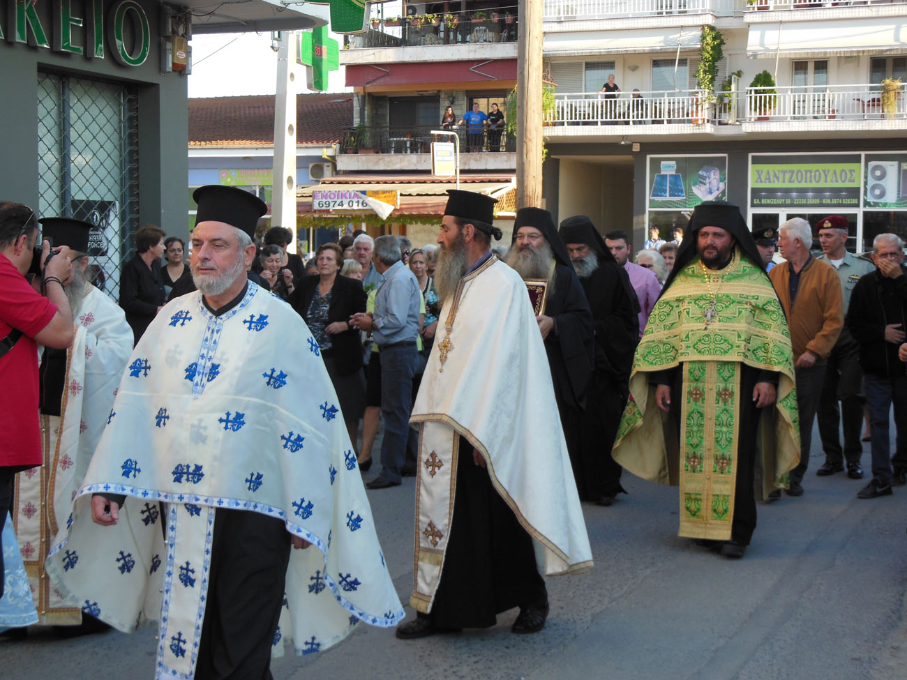 Ιερείς και λαός συνοδεύουν το Τίμιο Ξύλο προς τον Ι.Ν. Κυρίλλου και Μεθοδίου