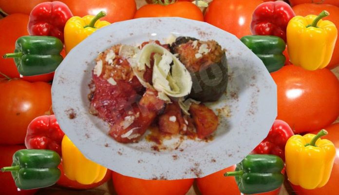Γεμιστές τομάτες και πιπεριές με πασπάλισμα τυριού