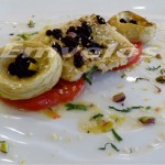 Συνταγή: Παστός μπακαλιάρος με αγγινάρες ντοματούλα και μυρωδικά στη λαδόκολλα