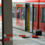 Γερμανία: Ένας άνδρας φώναξε “Αλαχού Ακμπάρ” και επιτέθηκε με μαχαίρι σε επιβάτες σε σιδηροδρομικό σταθμό στο Μόναχο