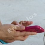 Κοίτα το κινητό σου. Δεν χρειάζεται να προσέχεις τα διερχόμενα αυτοκίνητα!