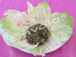 Σπανακόρυζο σε φωλιά φρέσκου λάχανου