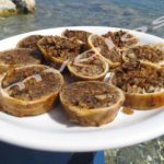 Καλαμάρια γεμιστά με αρωματικά και κρασί ασύρτικο