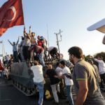 Οι στρατόκαυλοι, ο σουλτάνος κι εμείς… – Γράφει ο Νίκος Γ. Σακελλαρόπουλος