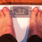 Life: Μπορείτε ακόμη και να χάσετε κιλά τα Χριστούγεννα, αν ζυγίζεστε τακτικά και τηρείτε απλές συμβουλές, σύμφωνα με μελέτη