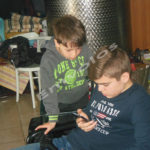 Το “παιχνίδι” με τις ψηφιακές συσκευές έχει επιπτώσεις στη μυοσκελετική ανάπτυξη των παιδιών