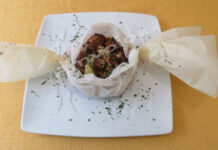 Κατσικάκι βουνίσιο κλέφτικο στην λαδόκολλα Κατσικάκι βουνίσιο κλέφτικο στην λαδόκολλα