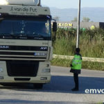 Κόμβος Νησελίου: Ενημέρωση οδηγών από την Τροχαία για απαγόρευση διέλευσης φορτηγών από τα Τέμπη, λόγω έργων.