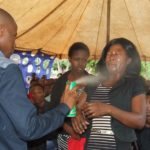 Νότια Αφρική: Οργή για τον “προφήτη” που ψέκασε πιστούς με εντομοκτόνο για να τους… θεραπεύσει