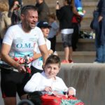 Γιαννιτσά: Δάσκαλος από τα Γιαννιτσά τρέχει σε μαραθώνιο μαζί με μαθητή του σε αναπηρικό καροτσάκι