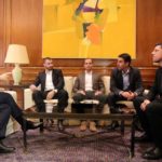 Συνάντηση πρωθυπουργού με διεθνείς 2004 – Βασίλης Τσιάρτας: «Μόνο ο θάνατος δεν αντιμετωπίζεται»