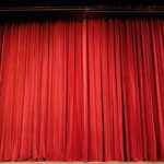 Αλεξάνδρεια – ΟΠΑΚΟΜ: Θεατρική παράσταση “Ψύλλοι στα αυτιά” στο Βασιλικό Θέατρο Θεσσαλονίκης