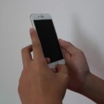 Κινητά και φορητοί υπολογιστές στο κρεβάτι πριν από τον ύπνο υπερδιπλασιάζουν τον κίνδυνο για αϋπνία παιδιών και εφήβων.