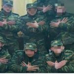 Εντοπίσθηκαν άμεσα από το ΓΕΣ οι νεοσύλλεκτοι που φωτογραφήθηκαν να σχηματίζουν με τα χέρια τους το σήμα του αλβανικού αετού