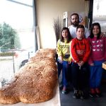 Λάρισα: Αρτοποιός κατασκέυασε λαγάνα που έχει μήκος 3 μέτρα και ζυγίζει 65 κιλά