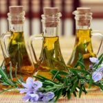 Φτιάχνουμε αρωματικό λάδι με βότανα της Ελληνικής γης – Γράφει η Μαρία Αλιμπέρτη – Κατσάνη