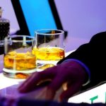 Το πολύ αλκοόλ με τα χρόνια γερνάει πρόωρα τις αρτηρίες, ιδίως των ανδρών