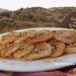 Τηγανίτες λουσμένες με μέλι και καρύδια