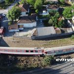 Άδενδρο εκτροχιασμός τρένου. Δείτε εναέρια πλάνα από την τραγωδία – Βίντεο – Φώτο