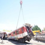 Άδενδρο Θεσσαλονίκης : Ανέλκυση του δεύτερου βαγονιού (κυλικείου) του μοιραίου τρένου. – βίντεο-φωτο