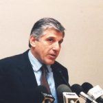 Αιφνιδιαστικός έλεγχος των εισαγγελέων διαφθοράς στο σπίτι του Γιάννου Παπαντωνίου. Κατέσχεσαν έγγραφα και ηλεκτρονικά αρχεία