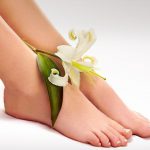 Κάνουμε θεραπεία στις σκασμένες φτέρνες – Γράφει η Μαρία Αλιμπέρτη – Κατσάνη