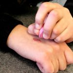 Προσοχή στα παιδιά ήρθε διαδικτυακή «πρόκληση της γόμας» – Γράφει η Μαρία Αλιμπέρτη – Κατσάνη