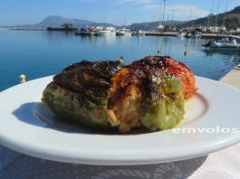 Γεμιστές ντομάτες, πιπεριές, κολοκυθάκια και μελωμένες πατατούλες