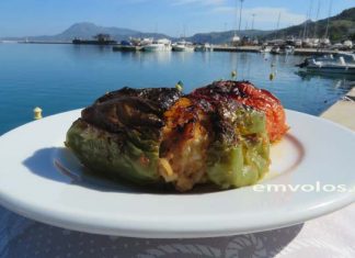 Γεμιστές ντομάτες, πιπεριές, κολοκυθάκια και μελωμένες πατατούλες