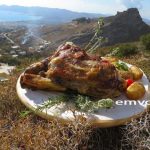 Κατσικάκι γεμιστό στη γάστρα