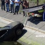 Πλατύ: Ανασύρθηκε βυθισμένο ΙΧ όχημα από διώρυγα κοντά στο NESTLE – καρέ – καρέ η ανάρσυση – βίντεο-φωτο
