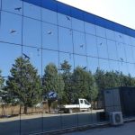 Θεσσαλονίκη: Αυτοκόλλητα με αρπακτικά τοποθετήθηκαν σε τζαμαρίες κτιρίου για να τρομάζουν τα πουλιά που σκοτώνονταν όταν έπεφταν πάνω τους!