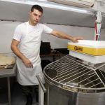 Θεσσαλονίκη-82η ΔΕΘ: Ψωμάκια από τον δικό του κινητό φούρνο θα μοιράζει καθημερινά ο στρατός. Καταδρομείς θα κάνουν καταρρίχηση από τον Πύργο του ΟΤΕ.