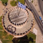Θεσσαλονίκη: Πρόσφυγες σχημάτισαν το σύμβολο της ειρήνης πάνω στο ιστορικό σύμβολο της πόλης, τον Λευκό Πύργο