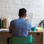 Μόνο όταν το καθισιό διακόπτεται ανά τουλάχιστον μισή ώρα, μειώνεται ο αυξημένος κίνδυνος πρόωρου θανάτου, σύμφωνα με νέα μελέτη