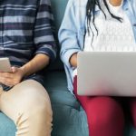 Τι είναι ο σεξουαλικός εκβιασμός (sextortion) και τι πρέπει να γνωρίζουν οι γονείς, για να προστατεύσουν τους εφήβους, σύμφωνα με την ESET