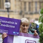 Βρετανία: Tea time με τη συνοδεία… κάνναβης μπροστά από το Ουεστμίνστερ με στόχο την ενημέρωση των πολιτών για τις θεραπευτικές της ιδιότητες