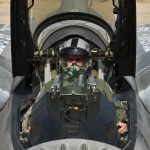 Ο επισμηναγός Λ. Θεοχαρόπουλος, εν ενεργεία πιλότος επιδείξεων Πολεμικής Αεροπορίας, εξηγεί πώς είναι να πετάς με την ελληνική σημαία