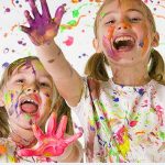 Εσείς επαινείτε τα παιδιά σας όταν κάνουν το σωστό; – Γράφει η Μαρία Αλιμπέρτη – Κατσάνη