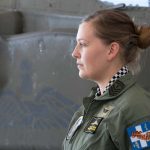 Μια γυναίκα στη «φωλιά» των μαχητικών ελικοπτέρων Apache της Αεροπορίας Στρατού