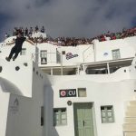 Σαντορίνη: Άλματα που κόβουν τη ανάσα εντυπωσιάζουν χιλιάδες θεατές στη Σαντορίνη