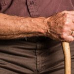 Υγεία και Ψυχολογία: Αυξημένος ο κίνδυνος θανατηφόρου εμφράγματος για τους ηλικιωμένους που ζορίζονται οικονομικά