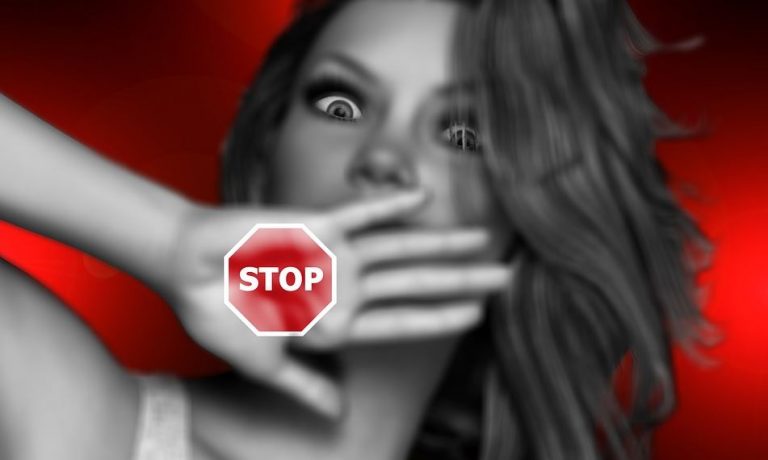 Στην Ελλάδα εκτιμάται πως οι βιασμοί ξεπερνούν τους 4.500 το χρόνο, ωστόσο μικρό ποσοστό καταγγέλλεται
