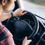 Νέοι, εξωστρεφείς και νευρωτικοί οι πιο αφηρημένοι οδηγοί αυτοκινήτου, με κυριότερη αιτία το ραδιόφωνο – Πολύ πιο επικίνδυνες οι μοτοσικλέτες από τα ΙΧ