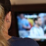 Όσο περισσότερος ο χρόνος μπροστά από την τηλεόραση, τόσο μεγαλύτερος ο κίνδυνος φλεβικής θρόμβωσης για τους μεσήλικες