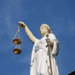 Ποινική δίωξη για κακουργήματα και πλημμελήματα άσκησε ο Εισαγγελέας στον 17χρονο και κάθε άλλο υπεύθυνο για την επίθεση στον Γιάνη Βαρουφάκη