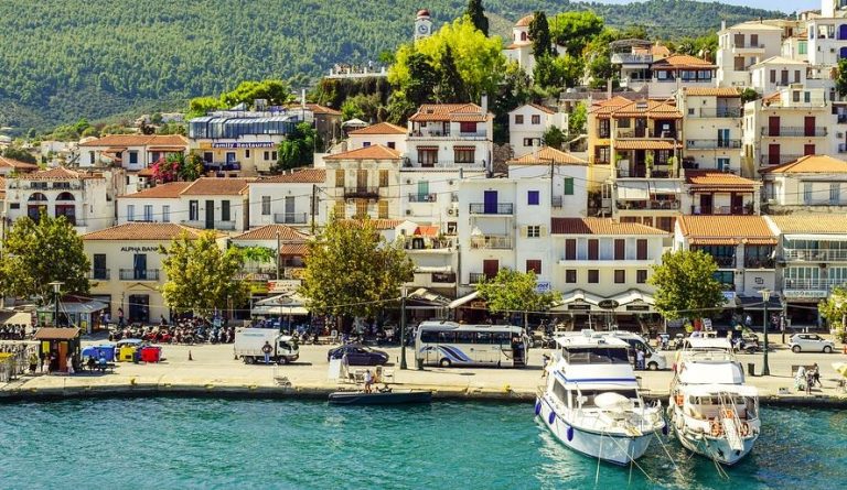 Σε τροχιά ανάκαμψης οι διακοπές των Ελλήνων: Ανοδική κίνηση στα ταξίδια φέτος