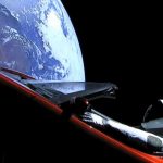 Η SpaceX έγραψε ιστορία εκτοξεύοντας τον ισχυρότερο πύραυλο στον κόσμο μαζί με ένα αυτοκίνητο Tesla