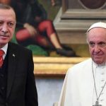 Βατικανό-Τουρκία: Ο πάπας δώρισε στον Ερντογάν μετάλλιο με «τον Άγγελο της ειρήνης». Πενήντα λεπτά διήρκεσε η συνάντησή τους