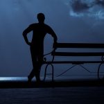 Η ορθοστασία αδυνατίζει. Μένοντας κανείς έξι ώρες όρθιος, καθημερινά, αντί να κάθεται, χάνει δέκα κιλά μέσα σε τέσσερα χρόνια!